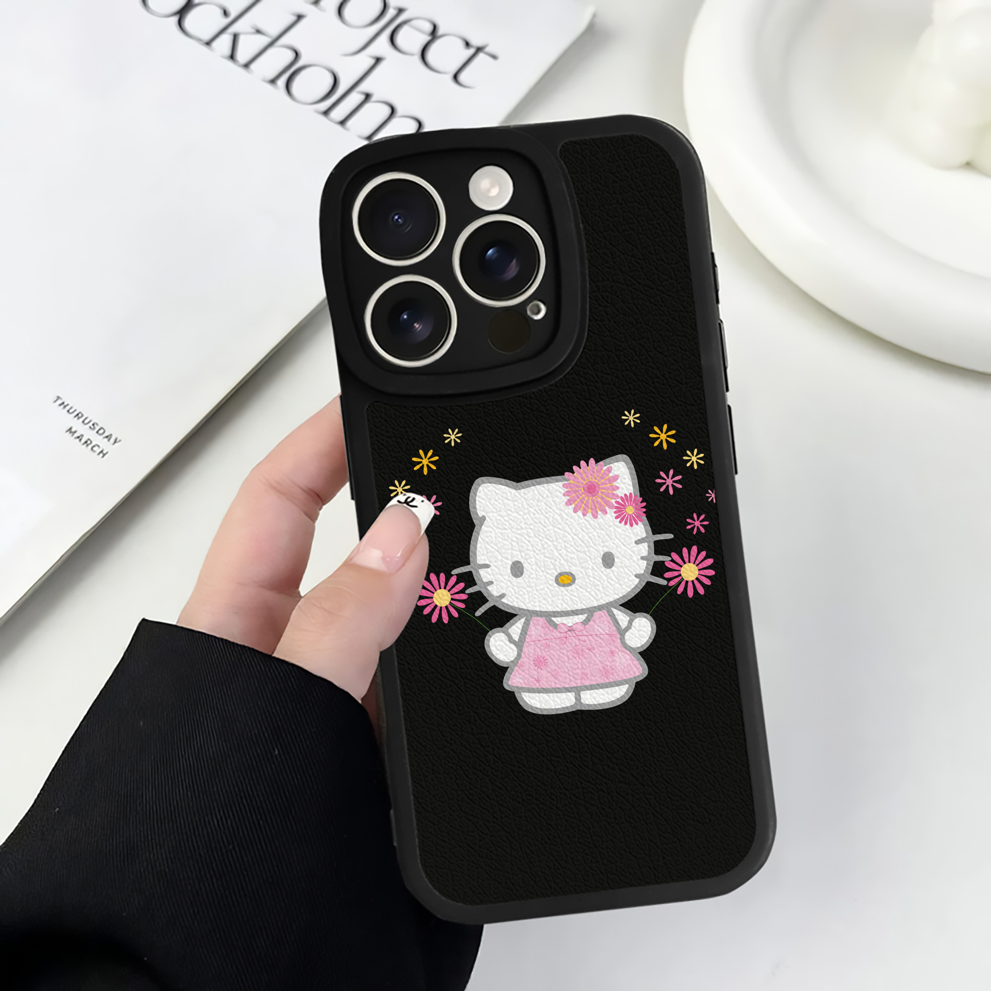 （画像用） Hello Kitty ハローキティ 【iPhone 16シリーズ対応】シリコンスマホケース（レザー調） 材質：シリコン